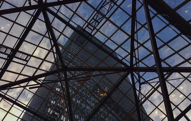 Transparante Kunststoffen voor Gevels & Lichtstraten